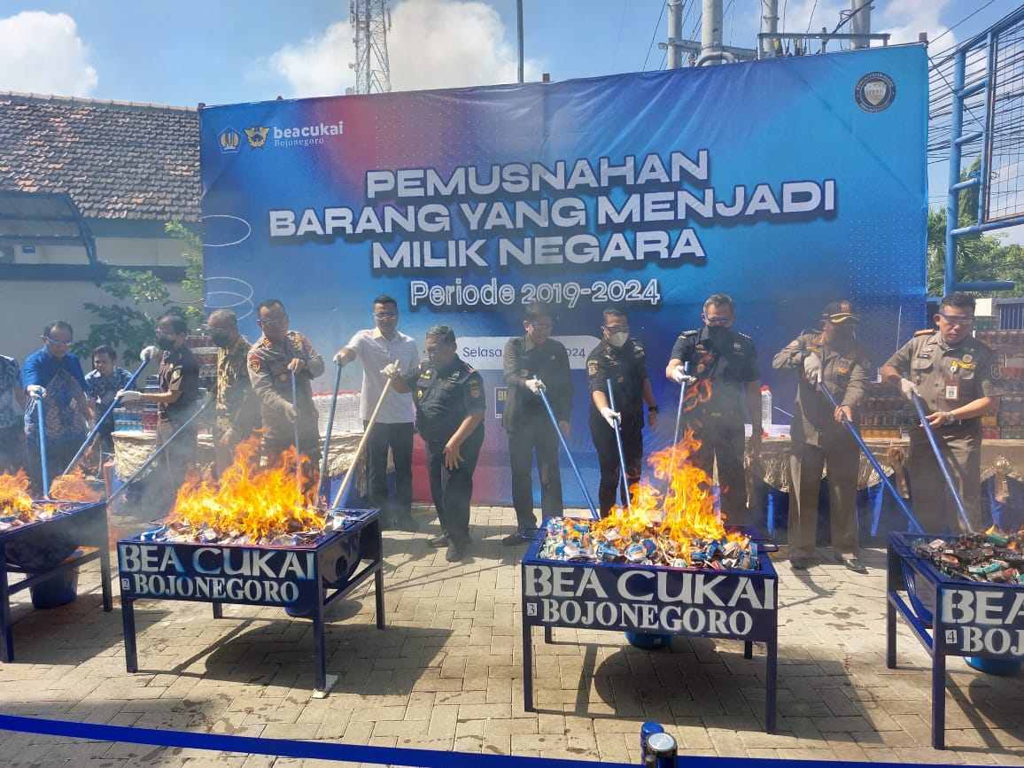 Bea Cukai Bojonegoro musnahkan 8,3 juta batang rokok ilegal, negara rugi Rp5 miliar Bea Cukai Bojonegoro musnahkan 8,3 juta batang rokok ilegal, negara rugi Rp5 miliar