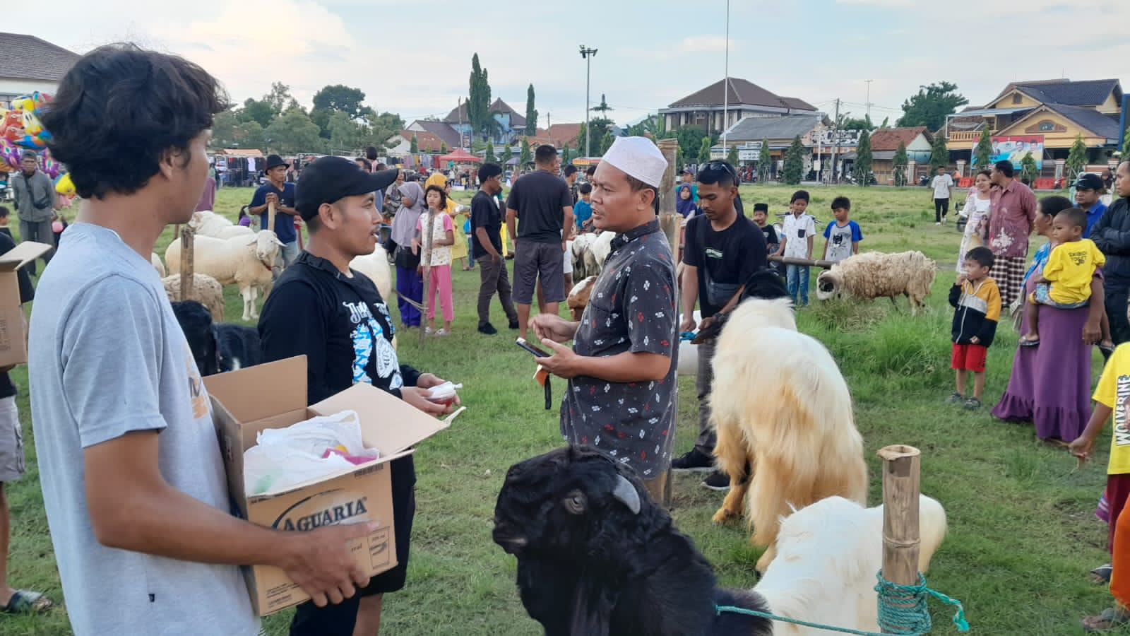 Unik, Paguyuban Peternak Kambing Bregas <i>ngabuburit</i> sambil bawa kambing Unik, Paguyuban Peternak Kambing Bregas <i>ngabuburit</i> sambil bawa kambing