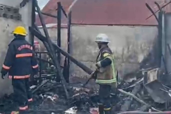 Sembilan armada dikerahkan Damkar Medan padamkan delapan rumah dinas Sembilan armada dikerahkan Damkar Medan padamkan delapan rumah dinas
