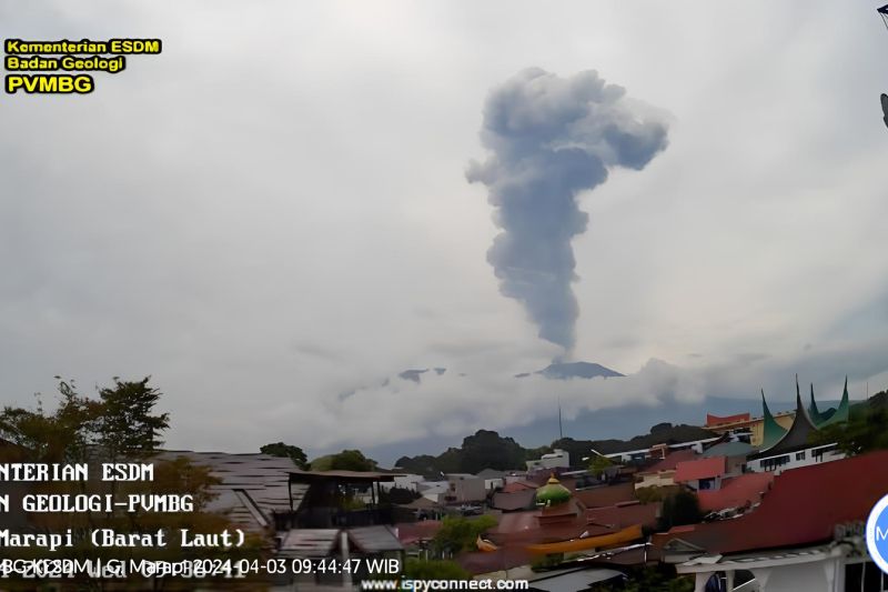 Gunung Marapi hembuskan abu vulkanik setinggi 1,5 kilometer Gunung Marapi hembuskan abu vulkanik setinggi 1,5 kilometer