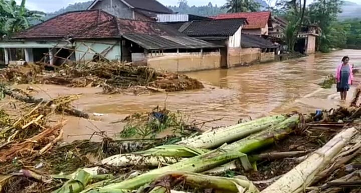 20 April 2006: Banjir bandang Trenggalek tewaskan puluhan orang 20 April 2006: Banjir bandang Trenggalek tewaskan puluhan orang