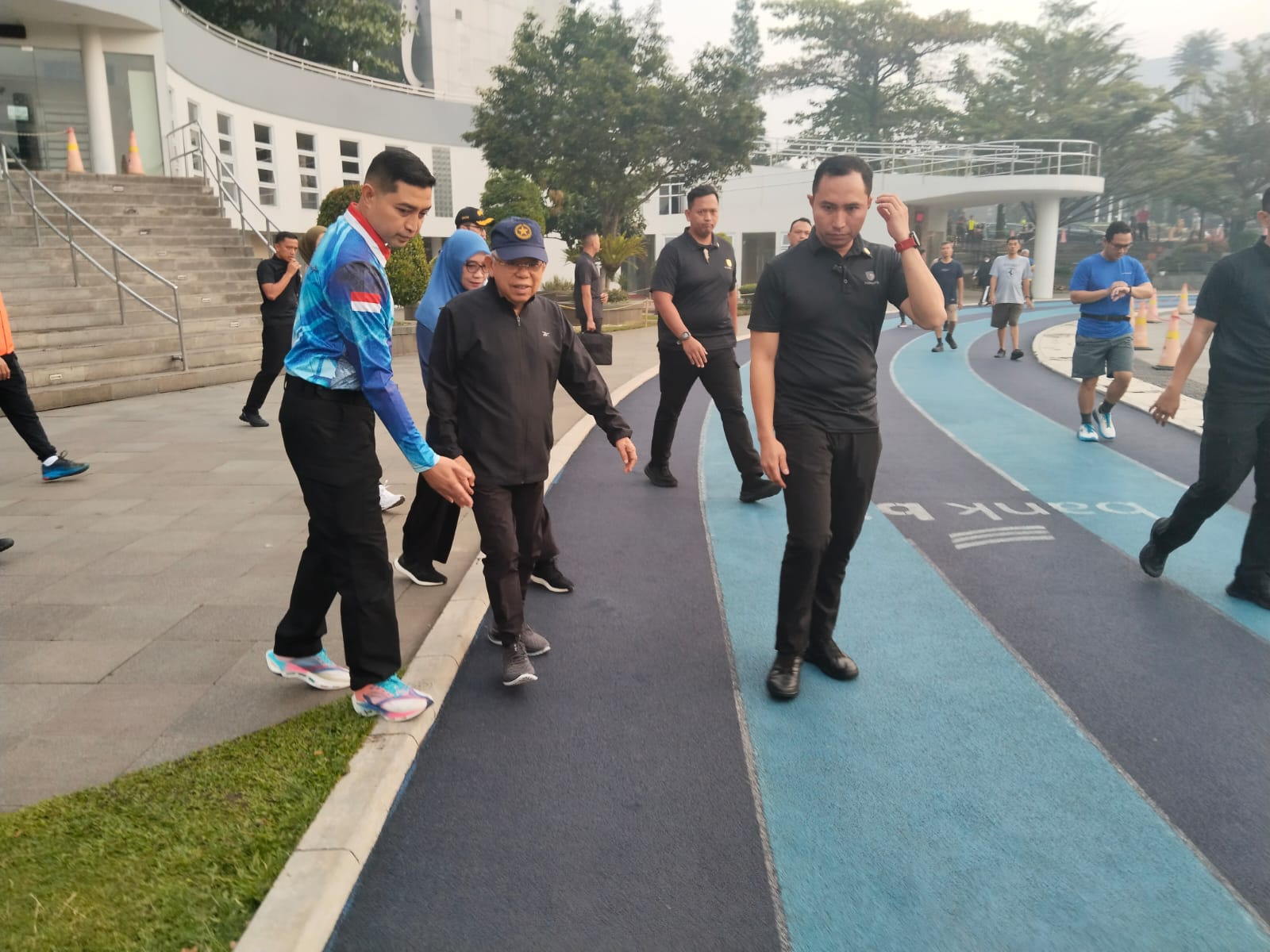 Olahraga di Lapangan Gasibu, Wapres berbaur dengan masyarakat Olahraga di Lapangan Gasibu, Wapres berbaur dengan masyarakat
