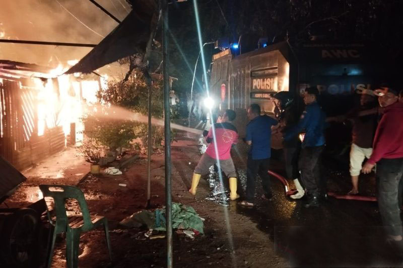 16 unit rumah warga ludes terbakar di Komplek PJKA Langsa, Aceh 16 unit rumah warga ludes terbakar di Komplek PJKA Langsa, Aceh