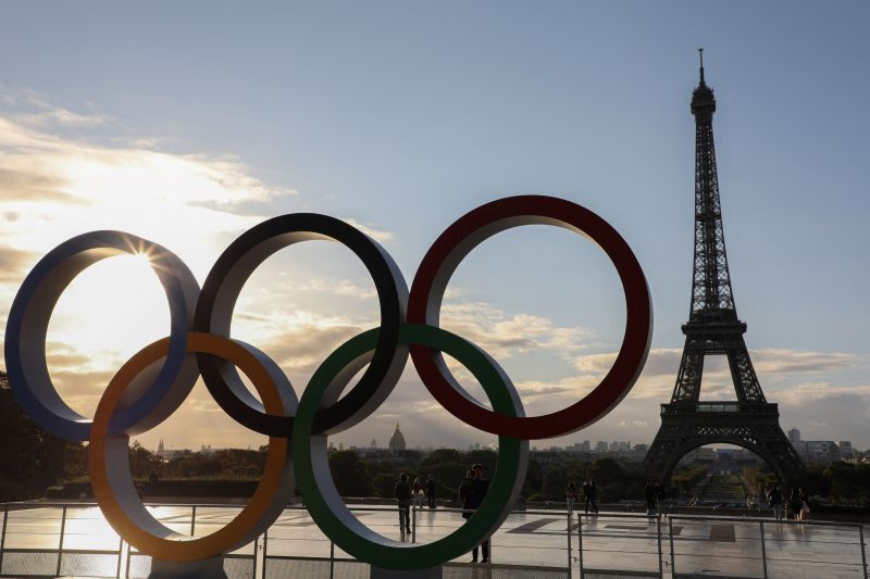 Menara Eiffel dihiasi cincin olimpiade selama Olimpiade 2024 Menara Eiffel dihiasi cincin olimpiade selama Olimpiade 2024