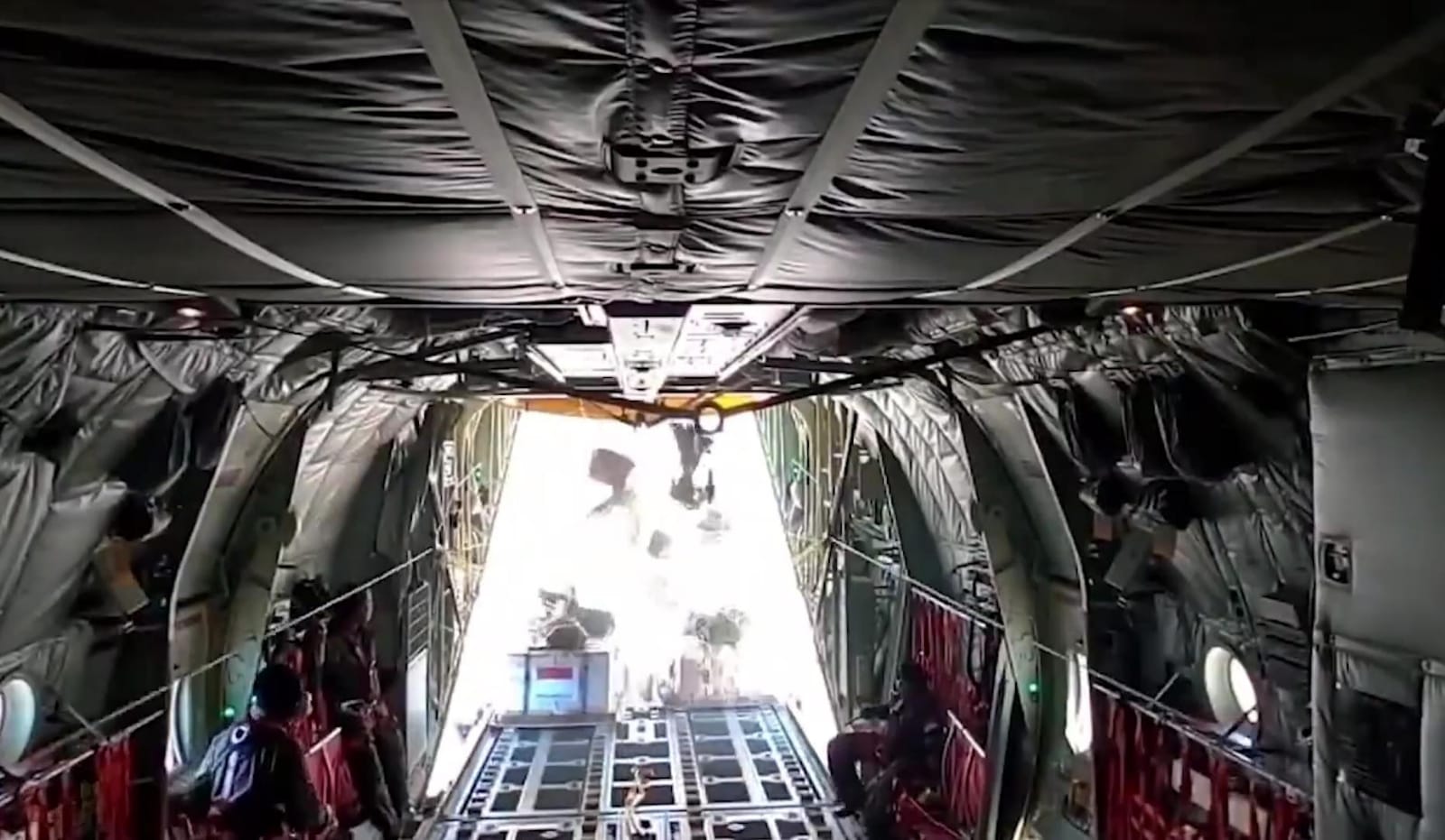 BAZNAS bersama TNI AU berhasil terjunkan bantuan untuk Palestina dari udara