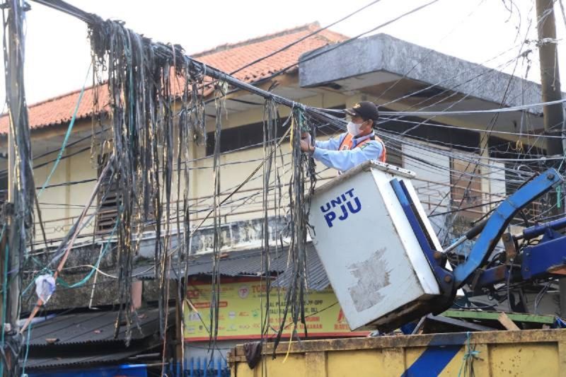 Pemkot Tangerang gandeng PLN rapikan kabel listrik di pasar anyar Pemkot Tangerang gandeng PLN rapikan kabel listrik di pasar anyar