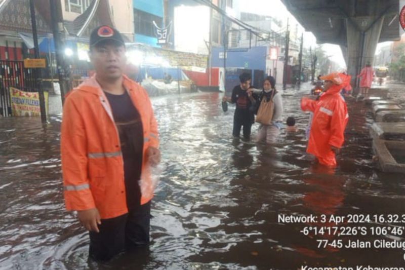 Ketinggian banjir di Cilandak Timur capai 160 sentimeter Ketinggian banjir di Cilandak Timur capai 160 sentimeter