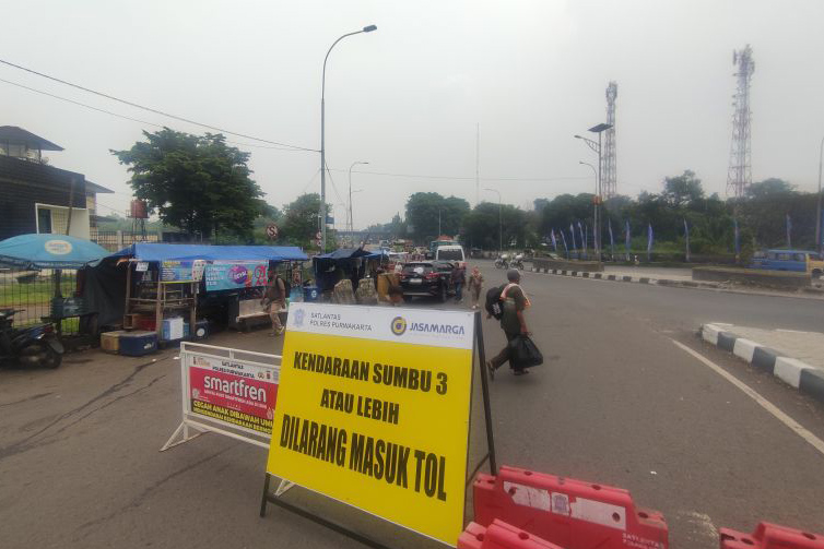 Polisi pastikan tol Jakarta-Cikampek bebas dari truk besar siang ini Polisi pastikan tol Jakarta-Cikampek bebas dari truk besar siang ini