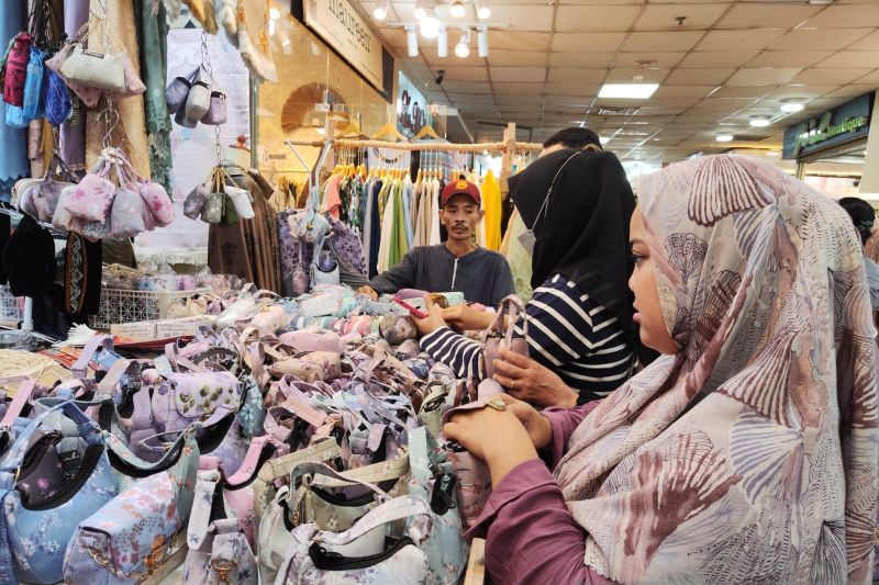 Pembeli buru mukena dan sajadah traveling di Thamrin City