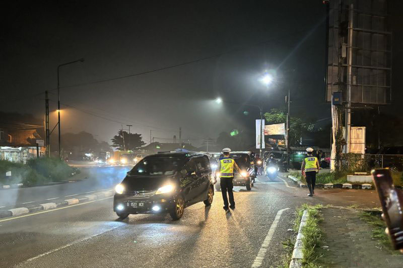 Volume kendaraan di Nagreg Bandung meningkat pada H-1 Lebaran Volume kendaraan di Nagreg Bandung meningkat pada H-1 Lebaran