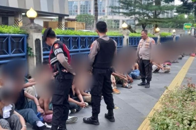 Polisi tangkap 109 remaja yang konvoi berdalih bagikan takjil Polisi tangkap 109 remaja yang konvoi berdalih bagikan takjil