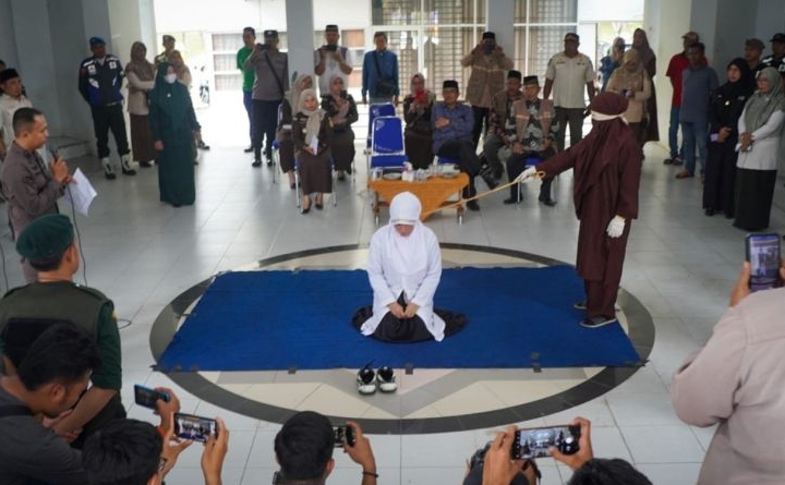 Empat pelanggar syariat Islam di Banda Aceh dihukum 17 kali cambuk