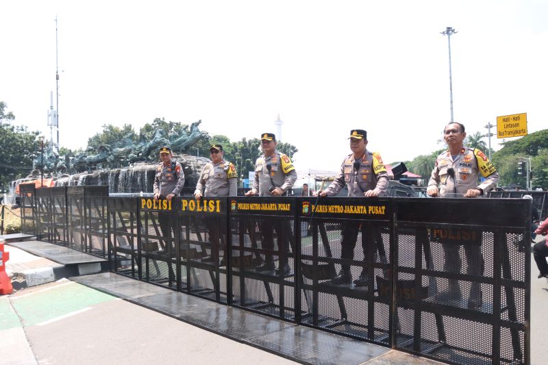 Polisi terjunkan 2.700 personel amankan unjuk rasa di Monas Polisi terjunkan 2.700 personel amankan unjuk rasa di Monas