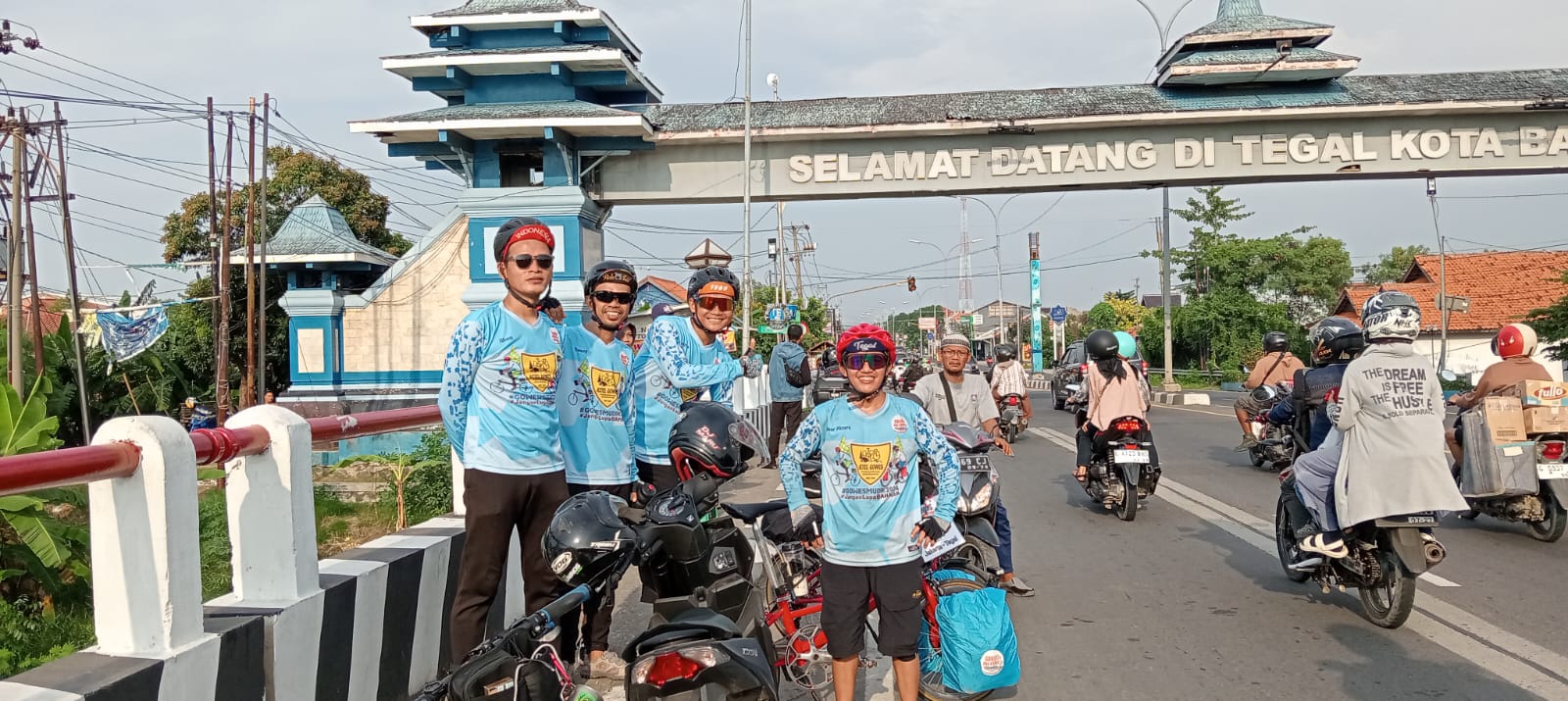 Umar, goweser asal Tegal yang mudik dengan sepeda lipat Umar, goweser asal Tegal yang mudik dengan sepeda lipat