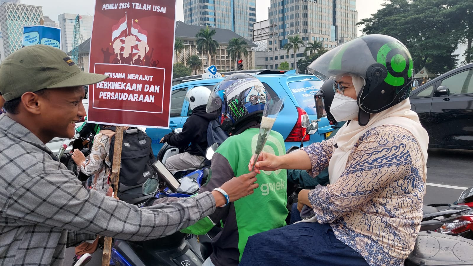 Aksi AMUK RI bagi bunga mawar dan tanda tangan ajak masyarakat bersatu tuai dukungan