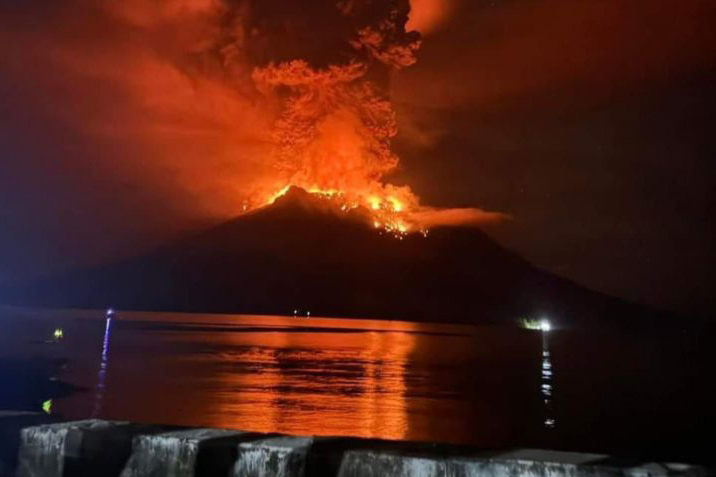272 keluarga dievakuasi akibat letusan Gunung Ruang 272 keluarga dievakuasi akibat letusan Gunung Ruang
