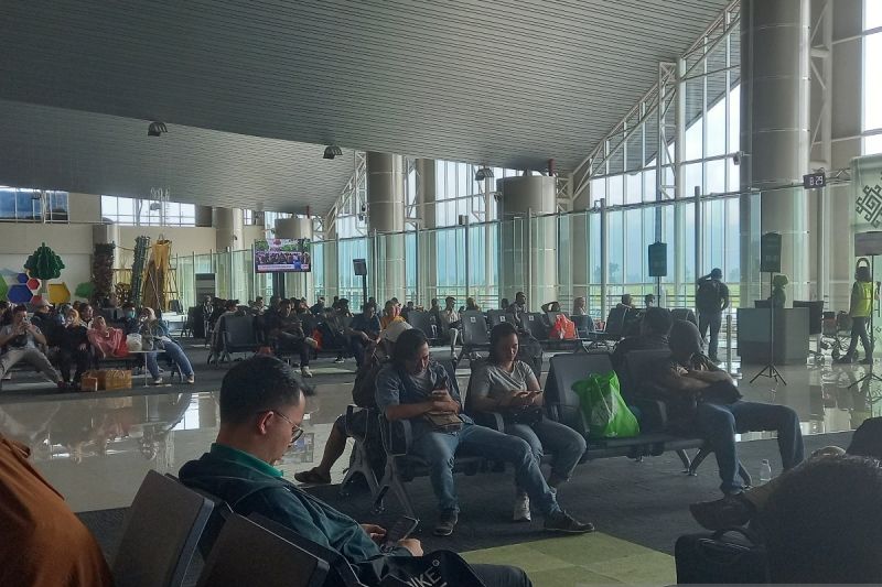 Bandara Sam Ratulangi tutup akibat erupsi Gunung Ruang Bandara Sam Ratulangi tutup akibat erupsi Gunung Ruang
