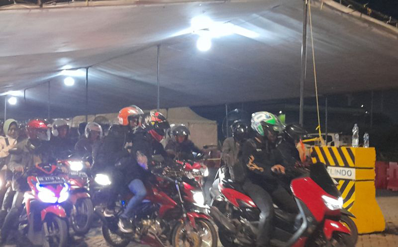 Ribuan motor pemudik padati Pelabuhan Ciwandan Banten Ribuan motor pemudik padati Pelabuhan Ciwandan Banten