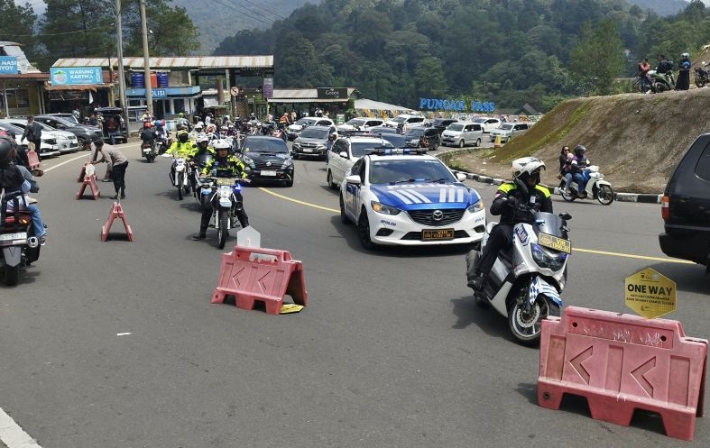 Polisi terapkan satu arah dari Puncak ke Jakarta pada H+3 siang Polisi terapkan satu arah dari Puncak ke Jakarta pada H+3 siang