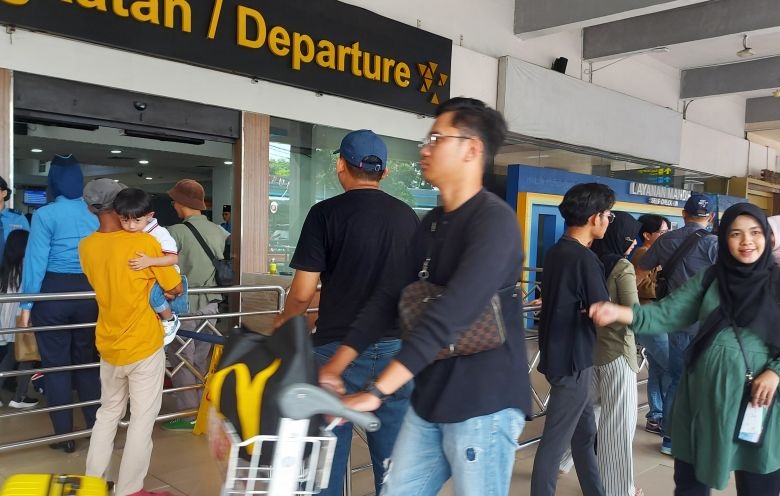 Ratusan penumpang padati pintu keberangkatan Bandara Halim H+3 Lebaran