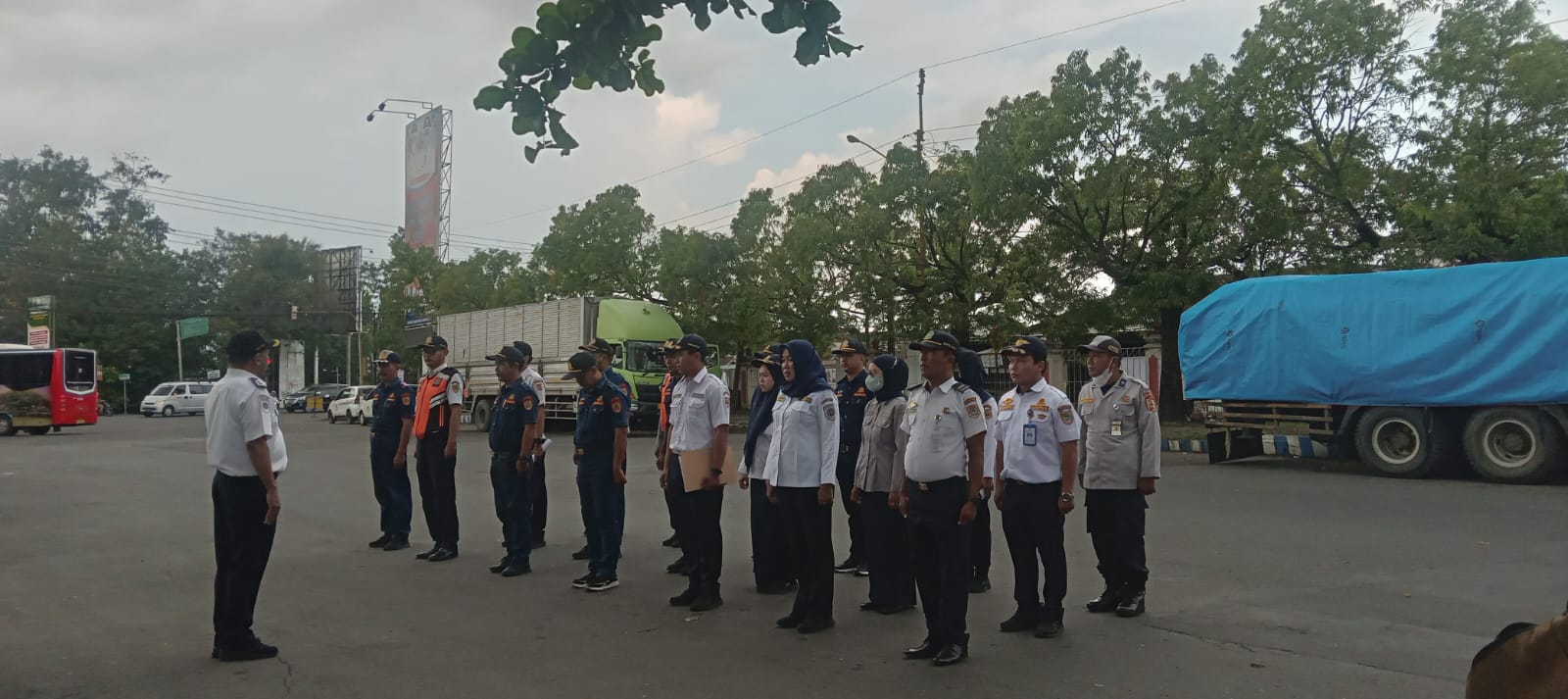 Truk non logistik dan pekerjaan galian tepi jalan dihentikan sepanjang arus mudik Lebaran Truk non logistik dan pekerjaan galian tepi jalan dihentikan sepanjang arus mudik Lebaran