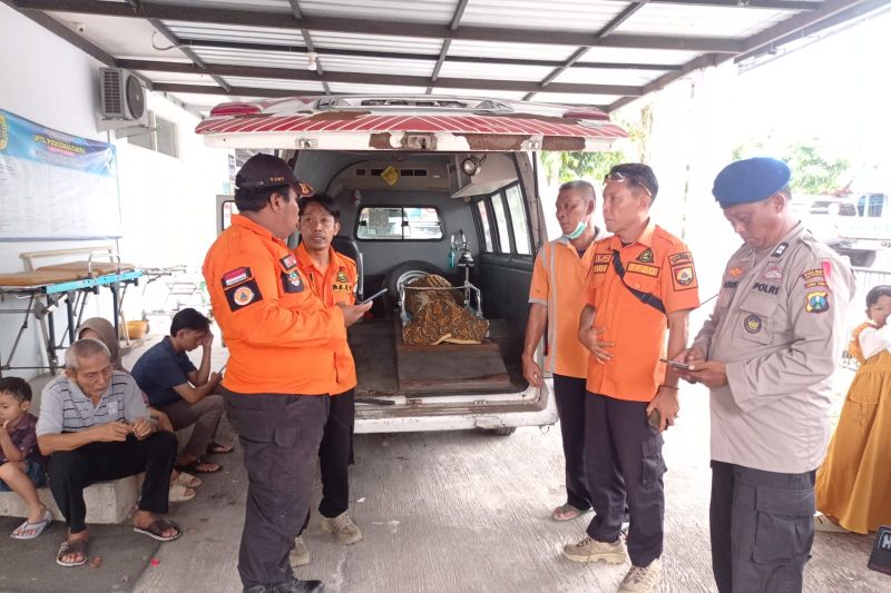 Tiga wisatawan asal Gresik terseret ombak Pantai Paseban Jember Tiga wisatawan asal Gresik terseret ombak Pantai Paseban Jember