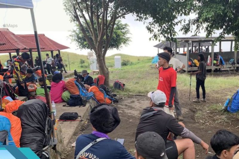 Ratusan pendaki Gunung Rinjani tidak miliki tiket diminta turun Ratusan pendaki Gunung Rinjani tidak miliki tiket diminta turun