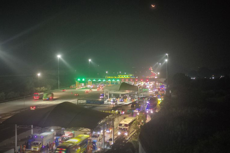 Bus pemudik mulai dominasi Tol Jakarta - Cikampek pada H-5 Lebaran Bus pemudik mulai dominasi Tol Jakarta - Cikampek pada H-5 Lebaran