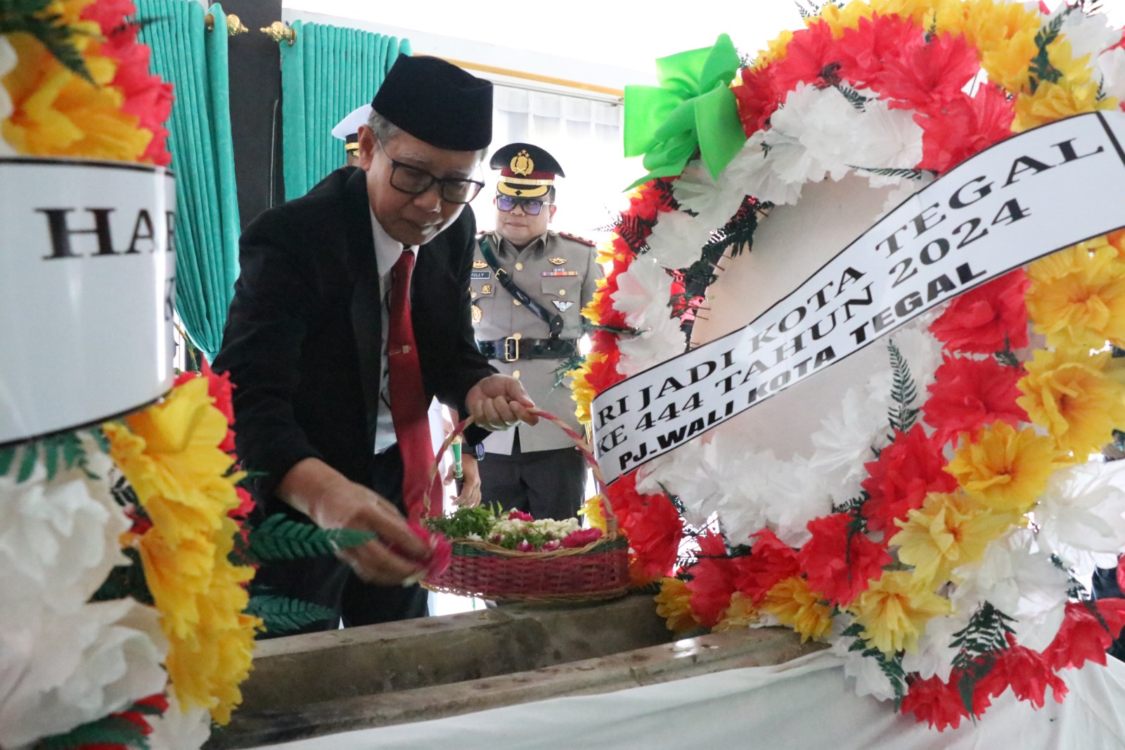Peringati HUT ke-444 Kota Tegal, Pj Wali Kota dan Forkopimda ziarah ke Makam Ki Gede Sebayu Peringati HUT ke-444 Kota Tegal, Pj Wali Kota dan Forkopimda ziarah ke Makam Ki Gede Sebayu