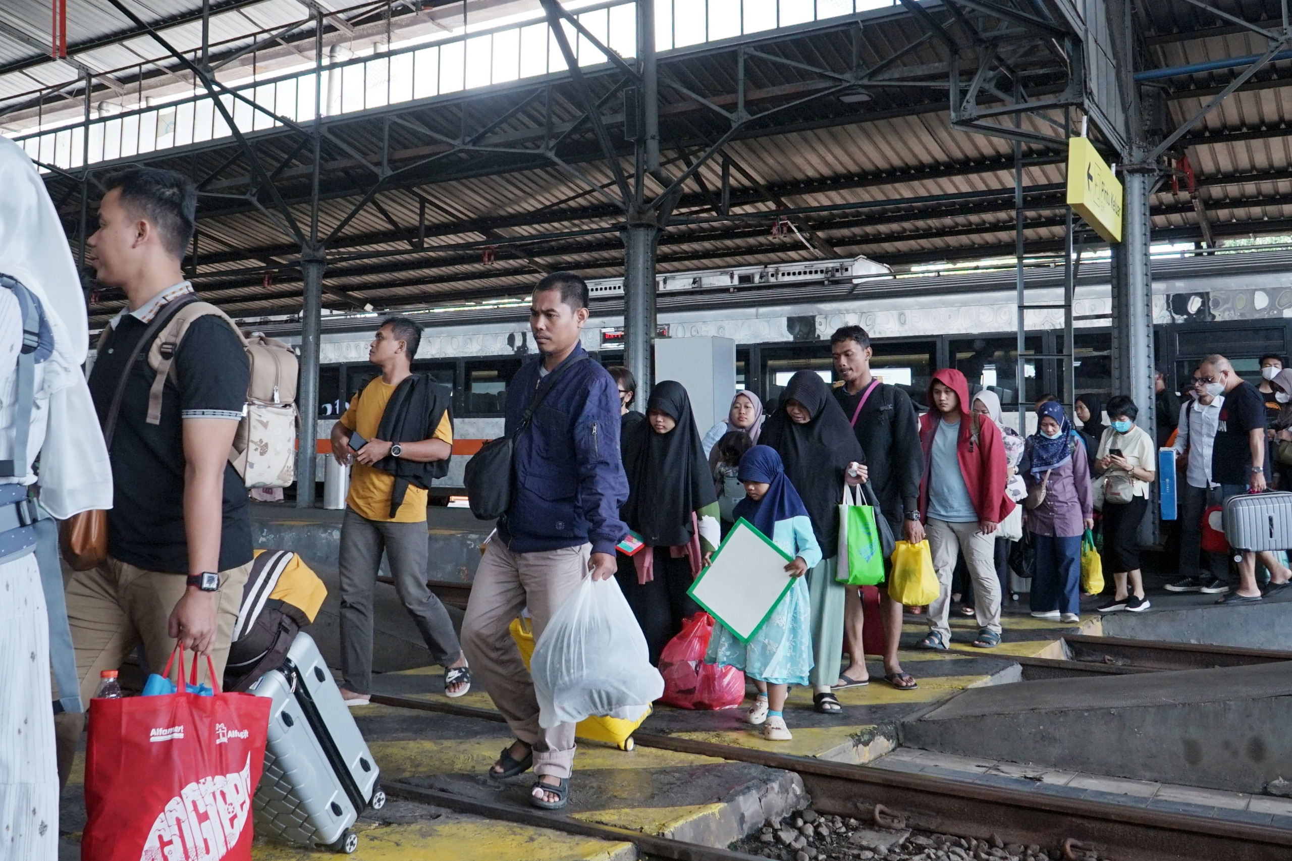 Satu juta orang naik kereta api di Daop 4 selama Lebaran 2024 Satu juta orang naik kereta api di Daop 4 selama Lebaran 2024
