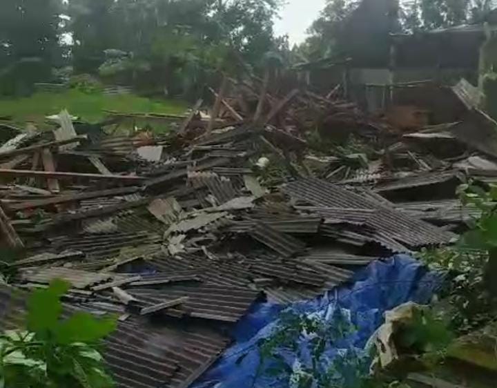 Puting beliung porak-porandakan rumah warga di Bangsri dan Kembang, Jepara Puting beliung porak-porandakan rumah warga di Bangsri dan Kembang, Jepara