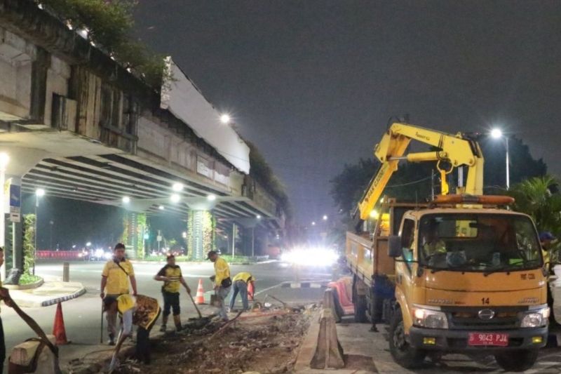Cegah penyempitan jalur, trotoar sekitar Citywalk dipangkas Cegah penyempitan jalur, trotoar sekitar Citywalk dipangkas