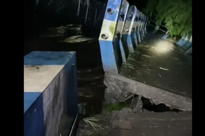Jembatan putus hingga warga mengungsi akibat banjir lahar Semeru Jembatan putus hingga warga mengungsi akibat banjir lahar Semeru