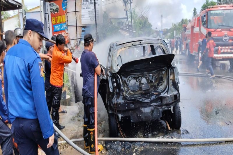 Sebuah mobil diduga milik pelangsir BBM di Palangka Raya terbakar Sebuah mobil diduga milik pelangsir BBM di Palangka Raya terbakar