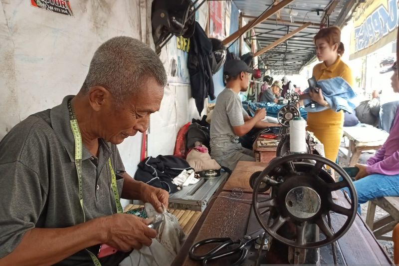 Pelaku permak pakaian di Tulungagung kewalahan layani order Pelaku permak pakaian di Tulungagung kewalahan layani order