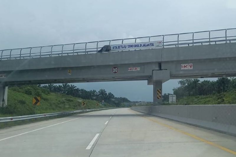 Sebanyak 33.565 unit kendaraan melintasi jalan tol di Riau Sebanyak 33.565 unit kendaraan melintasi jalan tol di Riau