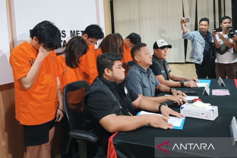 Polisi buru selebgram Chika Chandrika terbukti positif menggunakan narkotika Polisi buru selebgram Chika Chandrika terbukti positif menggunakan narkotika