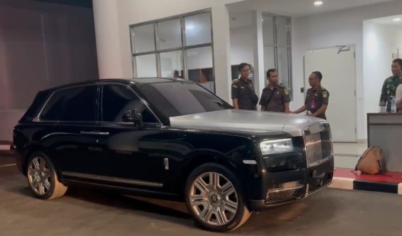 Kejagung sita dua mobil mewah dari kediaman Harvey Moeis Kejagung sita dua mobil mewah dari kediaman Harvey Moeis