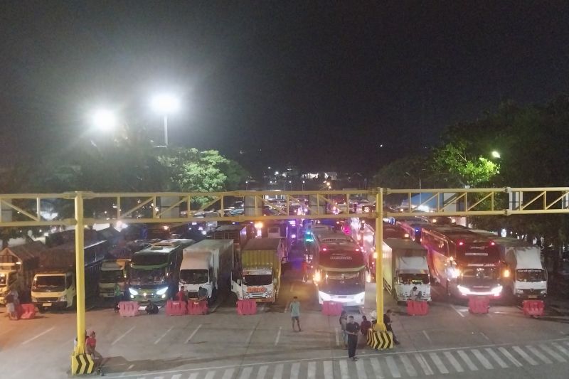 Kendaraan bus dan truk padati Pelabuhan Bakauheni pada Minggu malam Kendaraan bus dan truk padati Pelabuhan Bakauheni pada Minggu malam