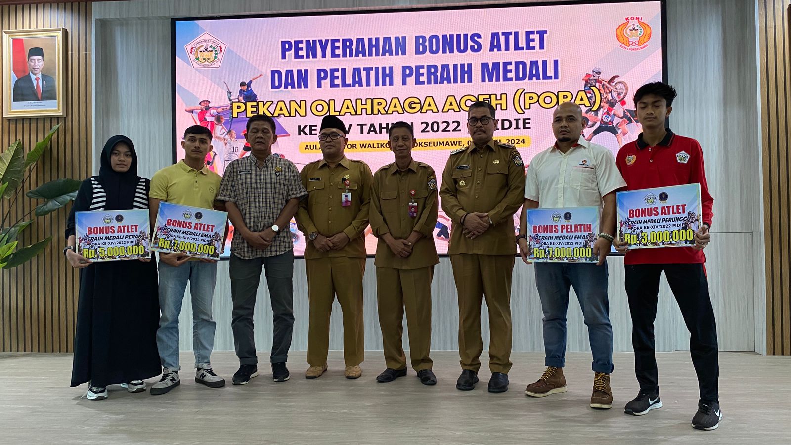 KONI Lhokseumawe serahkan bonus bagi peraih medali di PORA Pidie KONI Lhokseumawe serahkan bonus bagi peraih medali di PORA Pidie