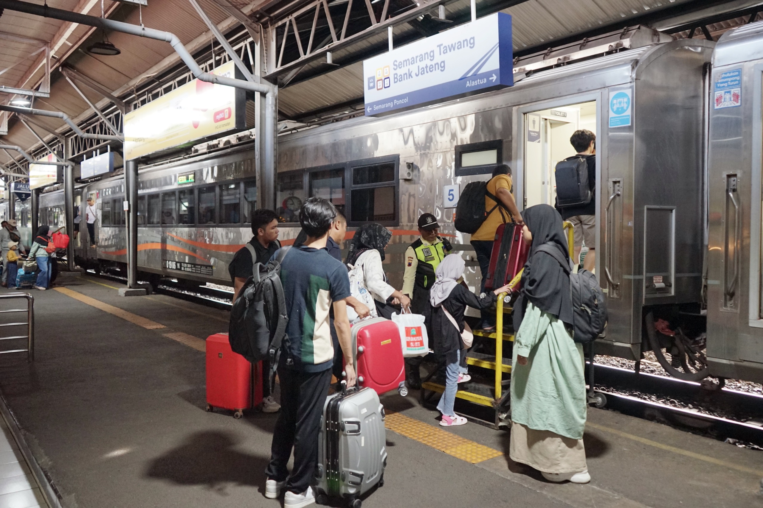 Stasiun Tawang, Poncol dan Tegal jadi favorit keberangkatan pemudik arus balik Stasiun Tawang, Poncol dan Tegal jadi favorit keberangkatan pemudik arus balik