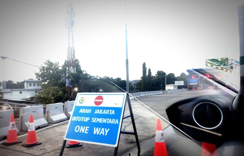 Jalur Pantura Semarang-Jakarta ramai lancar selama one way jalan tol Jalur Pantura Semarang-Jakarta ramai lancar selama one way jalan tol