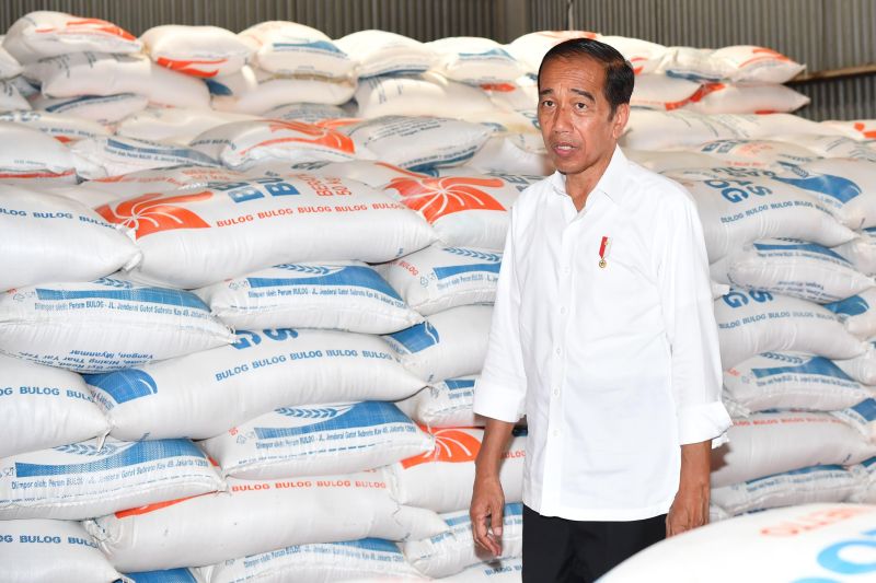 Presiden tinjau stok dan serahkan bantuan beras di Merangin Jambi Presiden tinjau stok dan serahkan bantuan beras di Merangin Jambi