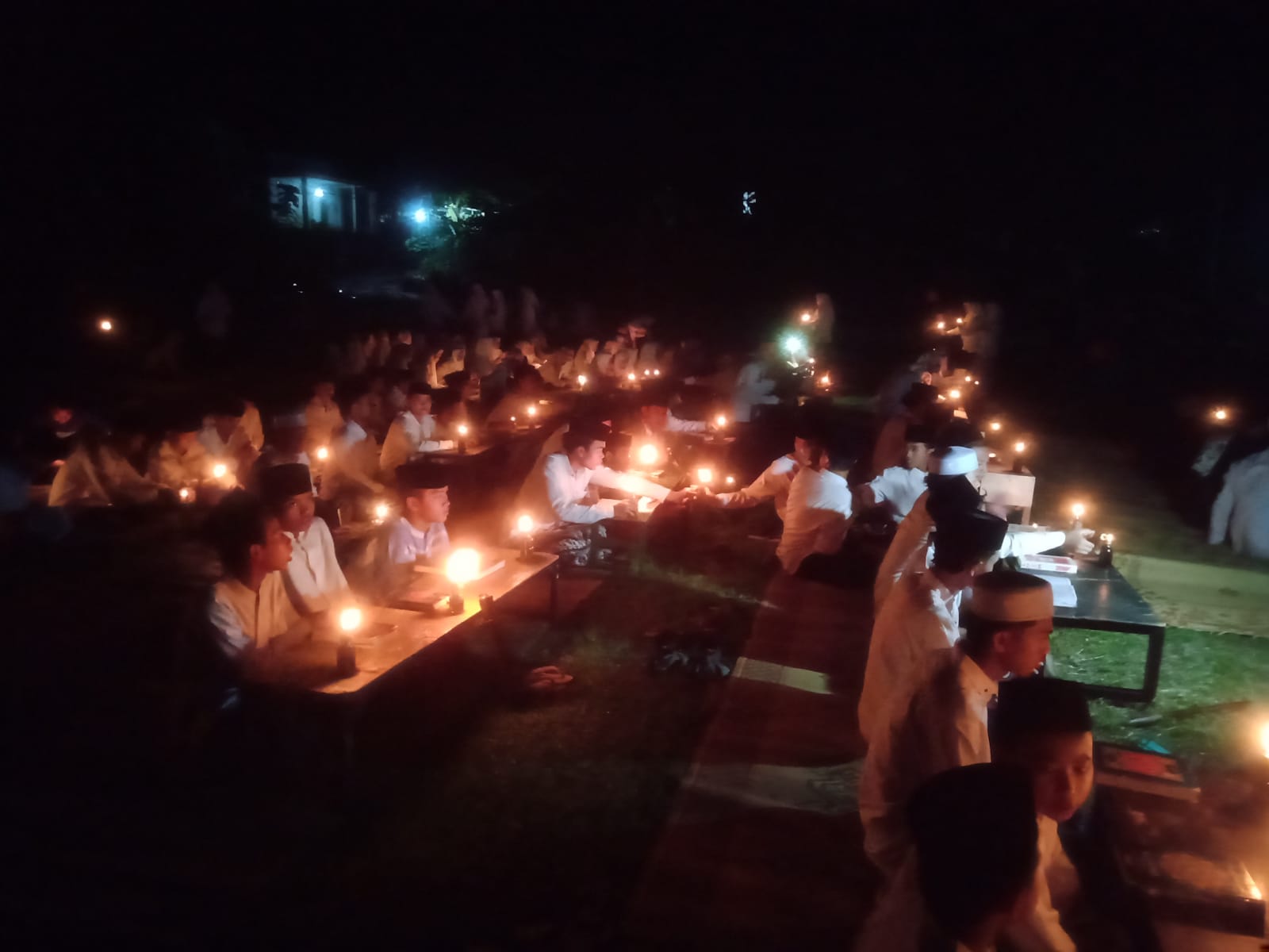 Peringati Nuzulul Quran, santri Ponpes Nurul Hidayah mengaji gunakan penerang lampu oncor Peringati Nuzulul Quran, santri Ponpes Nurul Hidayah mengaji gunakan penerang lampu oncor