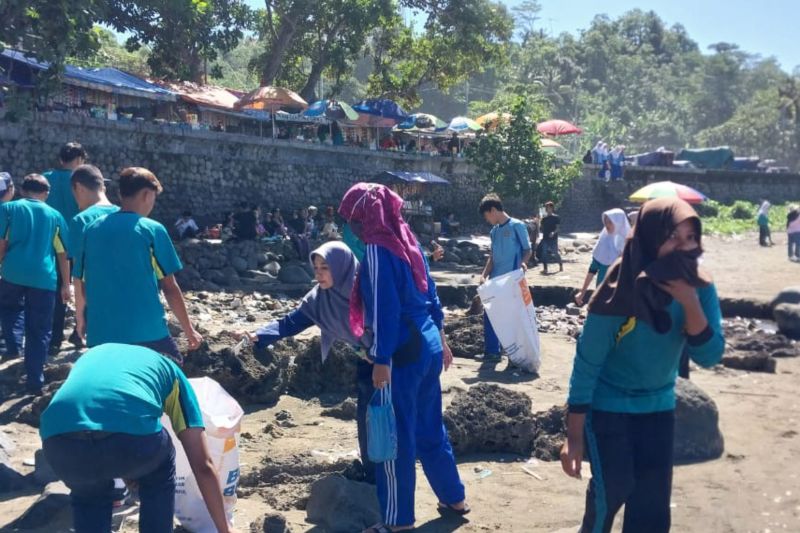 Pelajar SMP dikerahkan bersihkan objek wisata pantai di Sukabumi