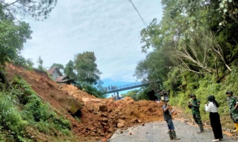 Jalan nasional Padang-Kerinci tertimbun longsor di Lolo Jalan nasional Padang-Kerinci tertimbun longsor di Lolo