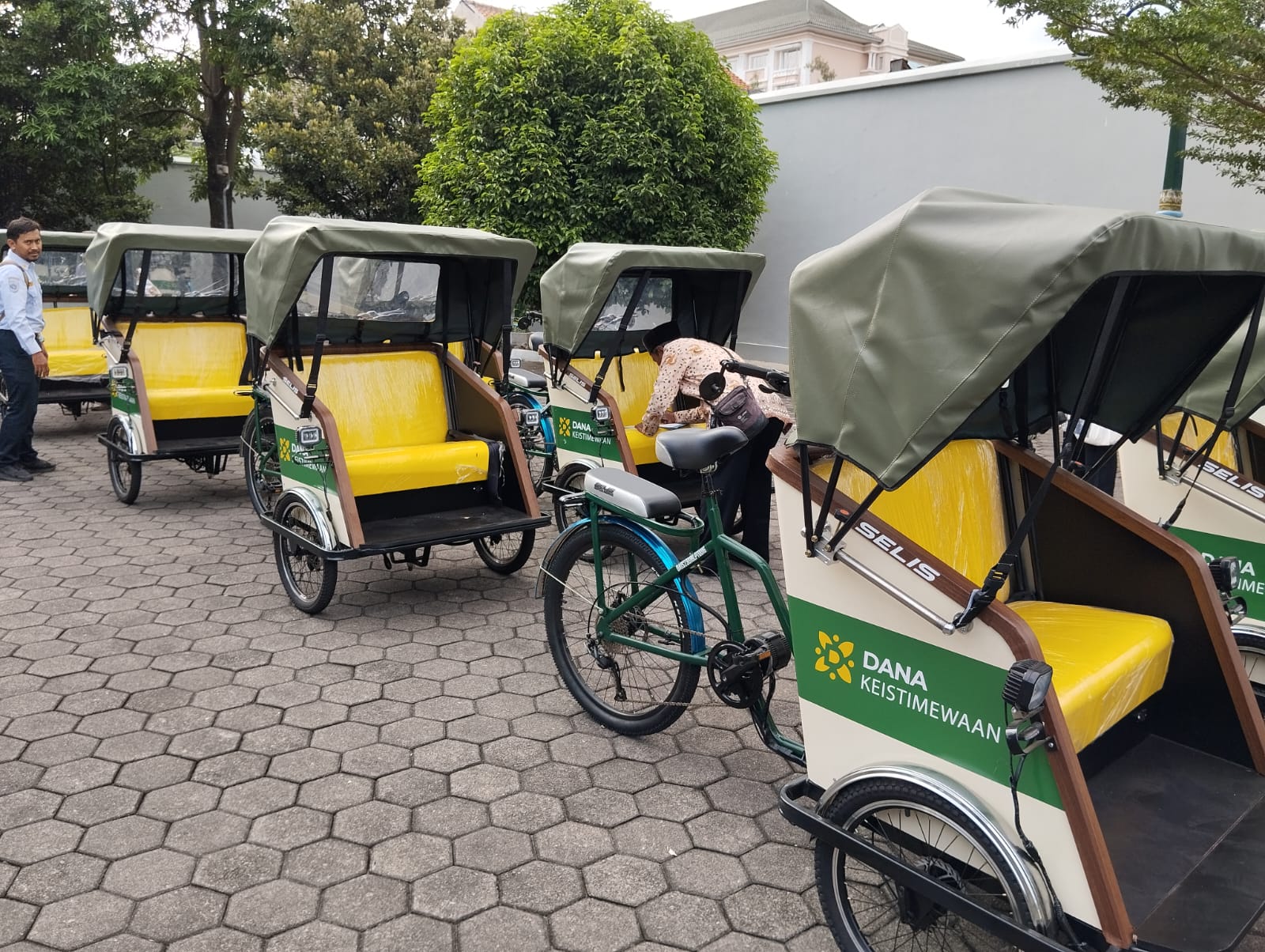 Becak kayuh bertenaga alternatif listrik di Yogya siap sambut wisatawan lebaran Becak kayuh bertenaga alternatif listrik di Yogya siap sambut wisatawan lebaran