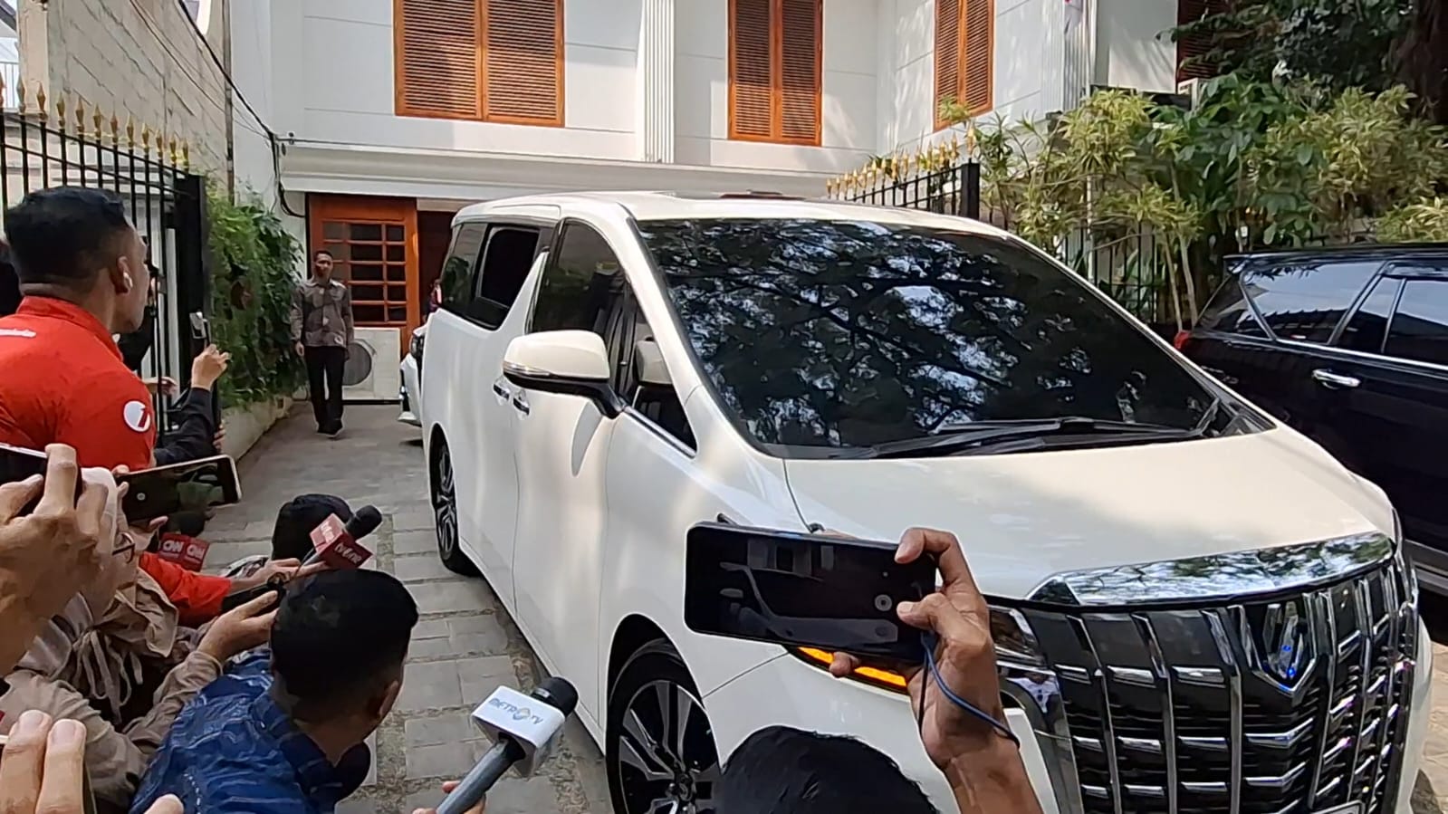 Semobil, Prabowo Gibran berangkat bersama ke KPU Ikuti Penetapan Hasil Pilpres Semobil, Prabowo Gibran berangkat bersama ke KPU Ikuti Penetapan Hasil Pilpres