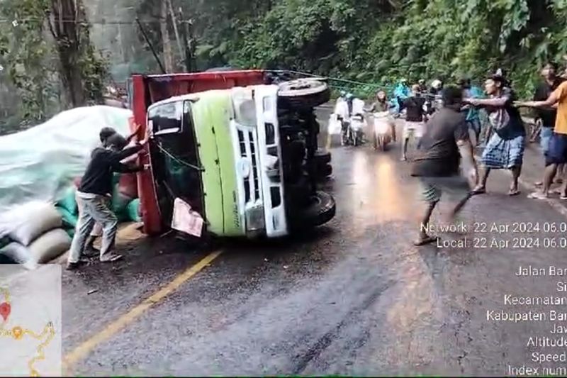 Truk terguling di jalur Jember-Banyuwangi sebabkan kemacetan Truk terguling di jalur Jember-Banyuwangi sebabkan kemacetan