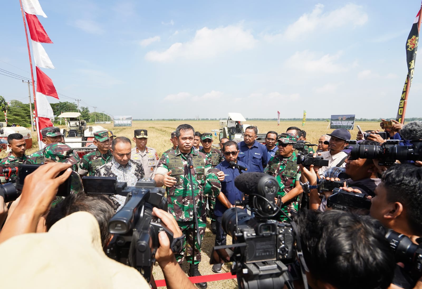 KASAD dan Pangkostrad panen raya padi di Lahan Ketahanan Pangan Kostrad Subang KASAD dan Pangkostrad panen raya padi di Lahan Ketahanan Pangan Kostrad Subang